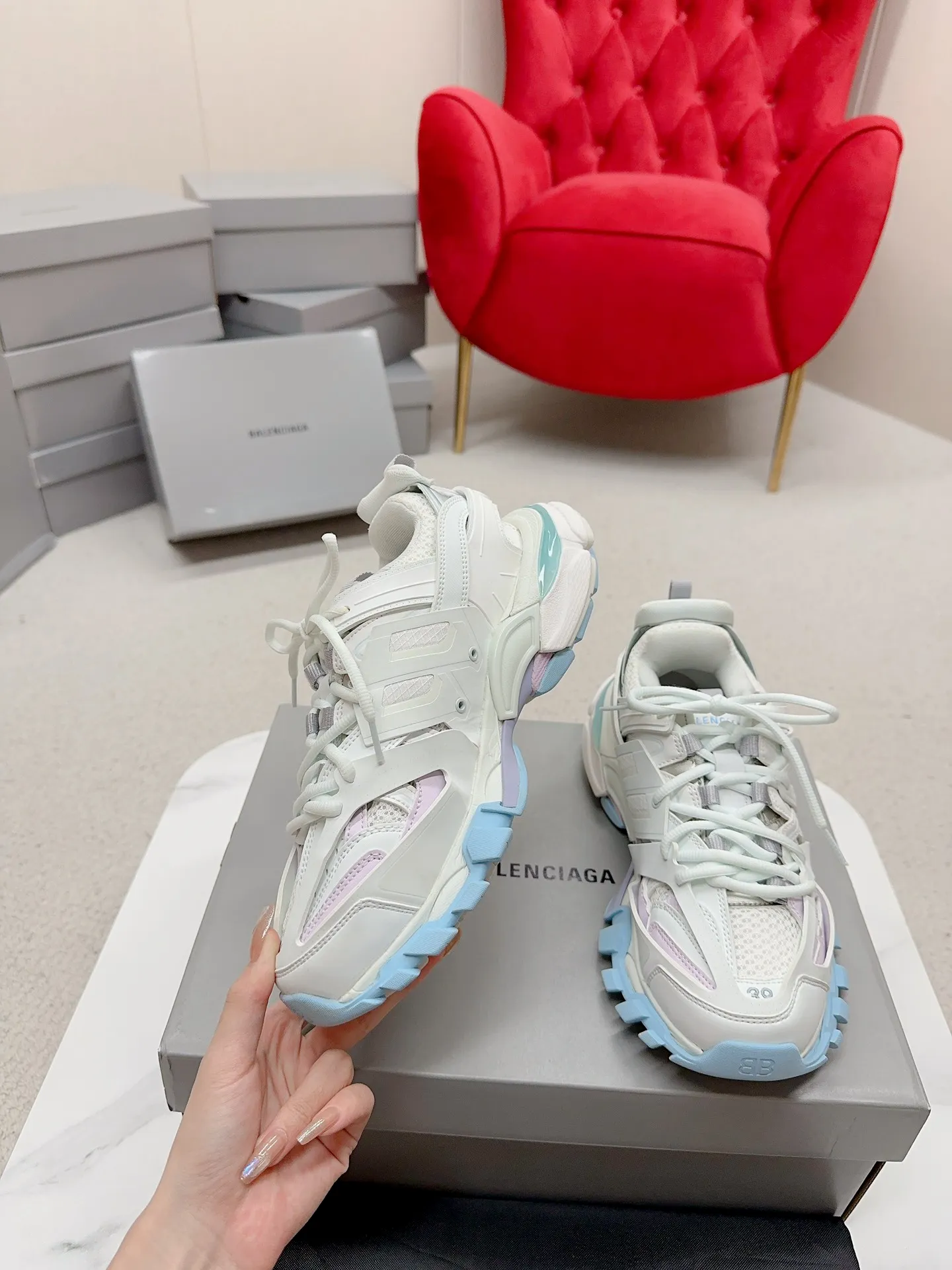 👟👟Ex-factory price 980👟👟 Men's size +10 𝐁𝐚𝐥𝐞𝐧𝐜𝐢𝐚𝐠𝐚|||𝐭𝐫𝐚𝗰𝐤 series 𝟑.𝟎Three generations of sports dad shoes‼ ️ [Top high-end quality from Dongguan Factory] Balenciaga dad shoes ~ super fashionable ~ full and three-dimensional shoes ~ amazing lines ~ very soft and light on the feet ~ super comfortable ~ versatile for commuting ~ can be paired with mid-calf socks, bell bottoms, wide-leg pants, overalls, very high-end ~ very manly and handsome ~ suitable for spring, summer, autumn and winter all year round... ⇢✈ Upper: Exclusive 1:1 original molded custom imported technical fabric mesh + imported cloth + 3M reflective strips [composed of 108 sub-pieces] ⇢✈Inner lining: Breathable mesh ⇢✈Outsole: Exclusive 1:1 original molded PU+TPU+EVA+rubber, a total of 13 sets of grinding tool combinations ⚠️Difference in market currency ~ high-end quality is definitely different ⇢✈𝐒𝐈𝐙𝐄Females: 35, 36, 37, 38, 39, 40 ⇢✈𝐒𝐈𝐙𝐄Men: 39, 40, 41, 42, 43, 44, 45